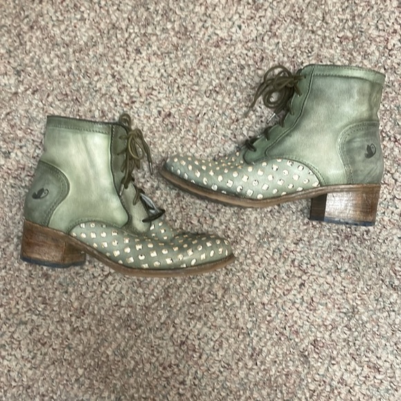 Felmini short heeled lazer cut out boots in light green/cream - Picture 3 of 12